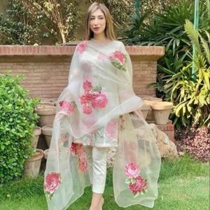 The gorgeous 3 piece suit comes with top, pant and dupatta in L size